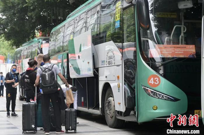 吴京面对两栖猎龙的突袭，果断地一铁铲解除危机，紧张中透露着科学家角色的机智与喜感